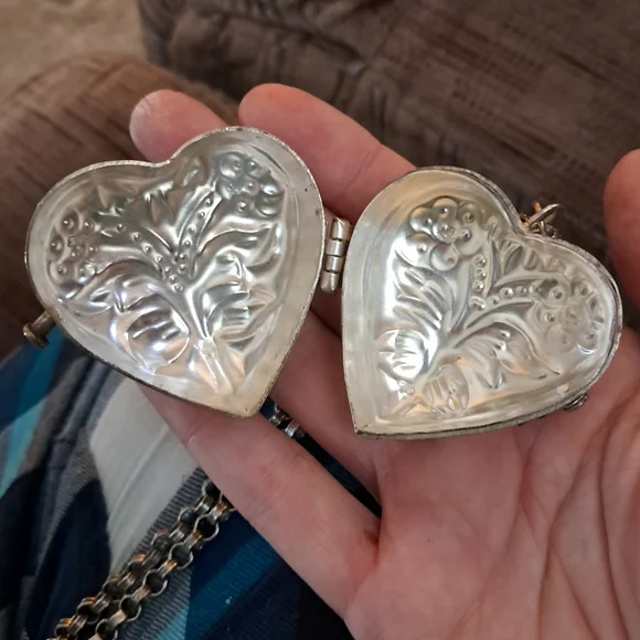 Vintage Victorian Revival Heart Locket Box Repoussé Pendant Necklace - Picture 10 of 10